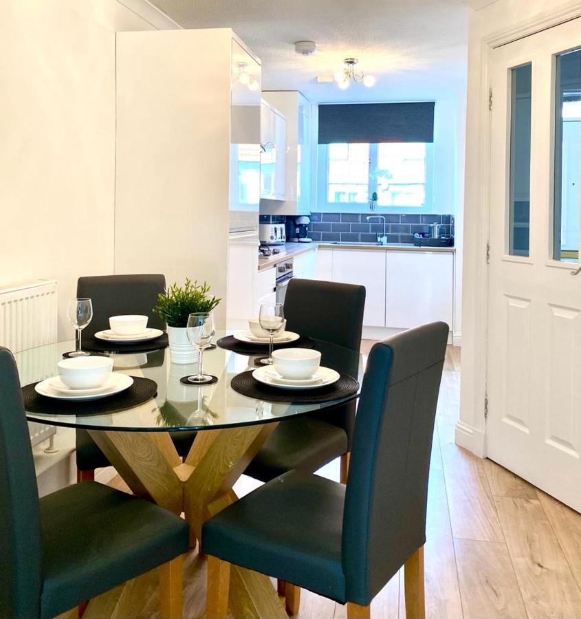 3 Bedroom - 2 Bathroom Townhouse In Corstorphine Near Murrayfield Stadium - Direct Bus To Edinburgh City Centre In 20 Minutes - Two Private Parking Spaces - Private Sunny Garden - Recently Refurbished Extérieur photo
