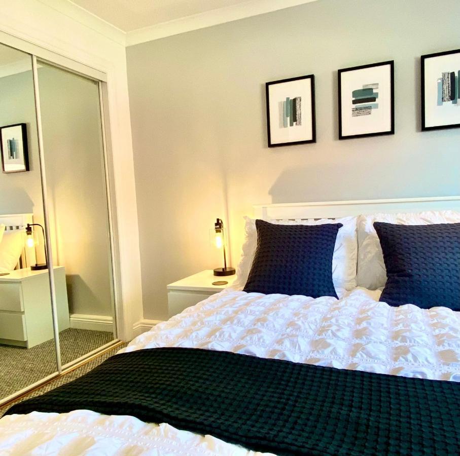 3 Bedroom - 2 Bathroom Townhouse In Corstorphine Near Murrayfield Stadium - Direct Bus To Edinburgh City Centre In 20 Minutes - Two Private Parking Spaces - Private Sunny Garden - Recently Refurbished Extérieur photo