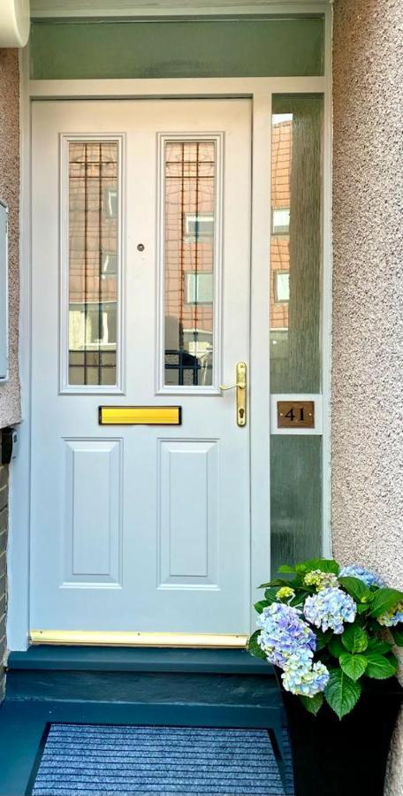 3 Bedroom - 2 Bathroom Townhouse In Corstorphine Near Murrayfield Stadium - Direct Bus To Edinburgh City Centre In 20 Minutes - Two Private Parking Spaces - Private Sunny Garden - Recently Refurbished Extérieur photo