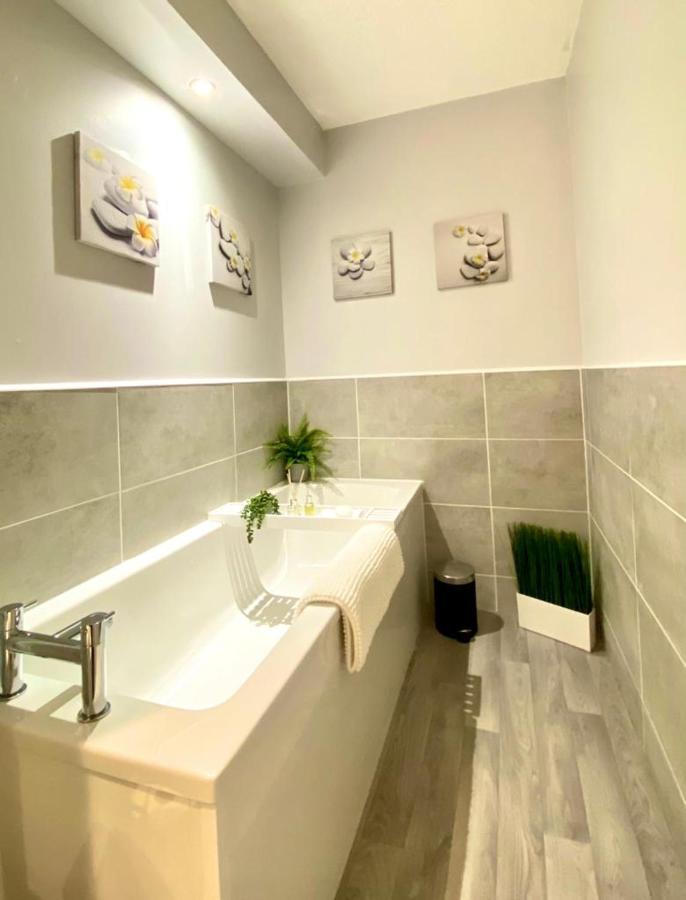 3 Bedroom - 2 Bathroom Townhouse In Corstorphine Near Murrayfield Stadium - Direct Bus To Edinburgh City Centre In 20 Minutes - Two Private Parking Spaces - Private Sunny Garden - Recently Refurbished Extérieur photo