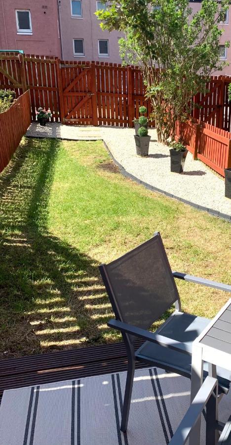 3 Bedroom - 2 Bathroom Townhouse In Corstorphine Near Murrayfield Stadium - Direct Bus To Edinburgh City Centre In 20 Minutes - Two Private Parking Spaces - Private Sunny Garden - Recently Refurbished Extérieur photo