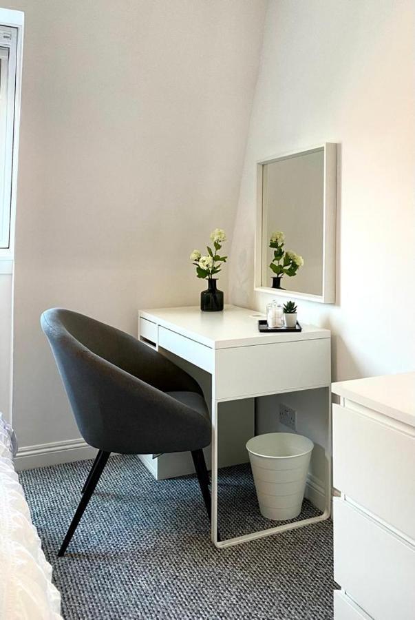 3 Bedroom - 2 Bathroom Townhouse In Corstorphine Near Murrayfield Stadium - Direct Bus To Edinburgh City Centre In 20 Minutes - Two Private Parking Spaces - Private Sunny Garden - Recently Refurbished Extérieur photo