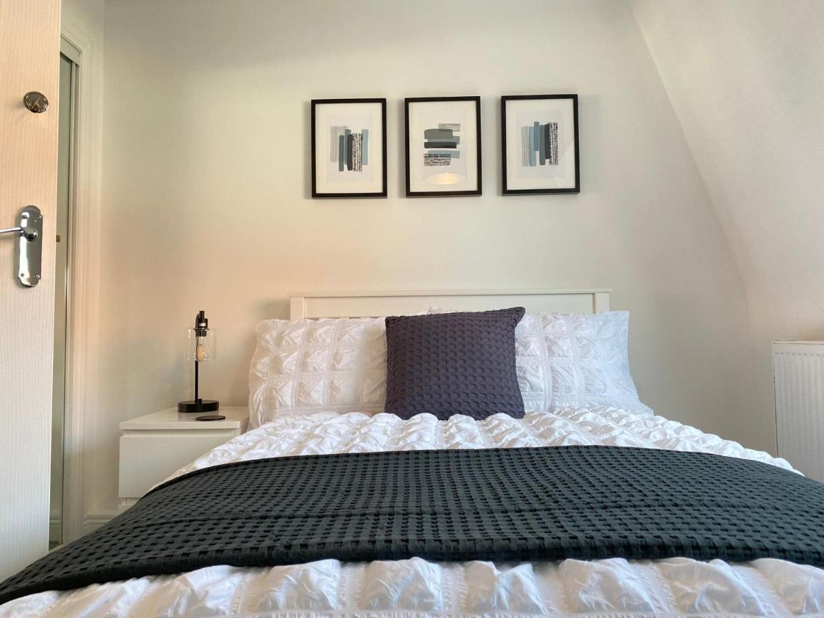 3 Bedroom - 2 Bathroom Townhouse In Corstorphine Near Murrayfield Stadium - Direct Bus To Edinburgh City Centre In 20 Minutes - Two Private Parking Spaces - Private Sunny Garden - Recently Refurbished Extérieur photo