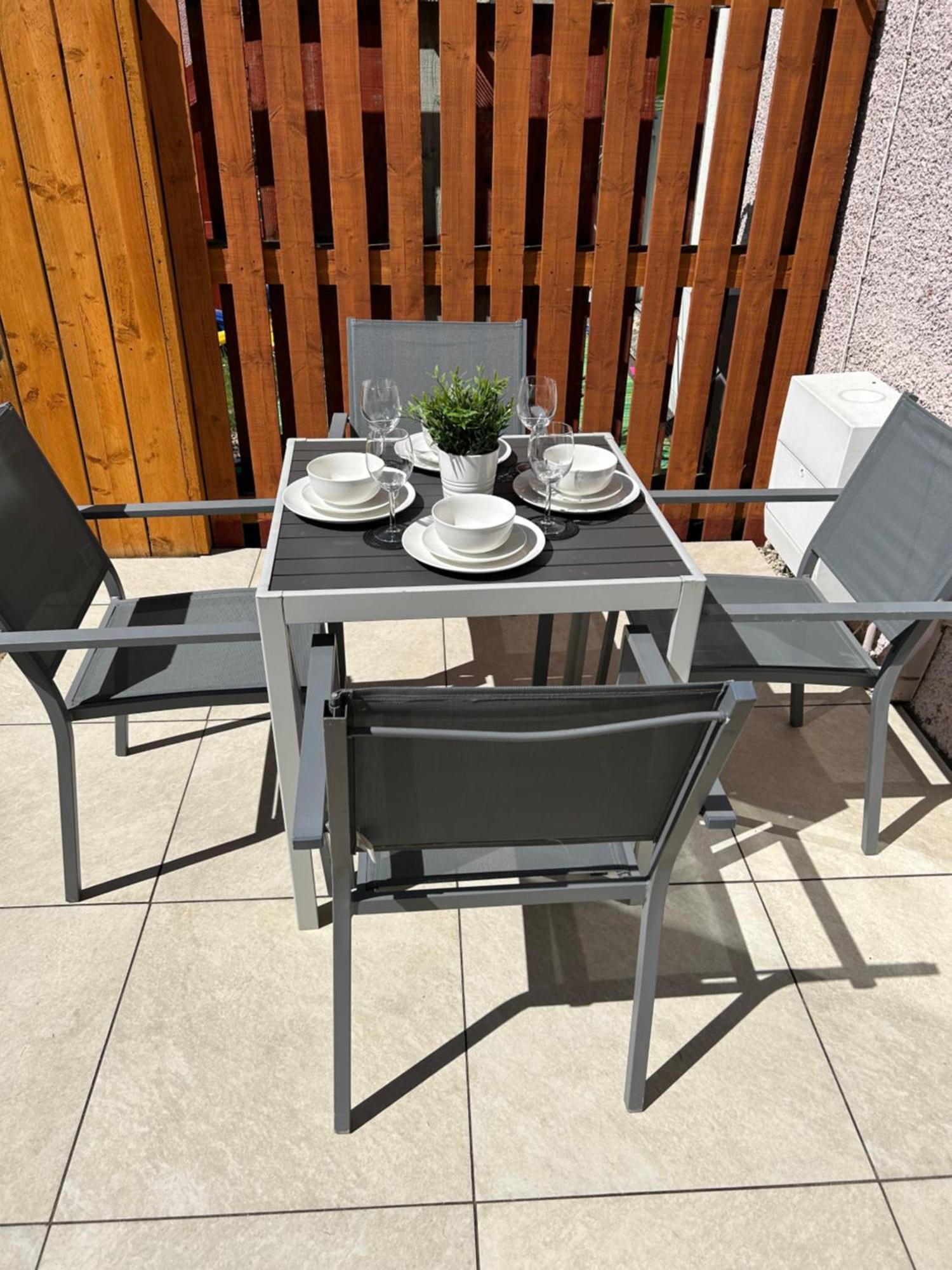 3 Bedroom - 2 Bathroom Townhouse In Corstorphine Near Murrayfield Stadium - Direct Bus To Edinburgh City Centre In 20 Minutes - Two Private Parking Spaces - Private Sunny Garden - Recently Refurbished Extérieur photo