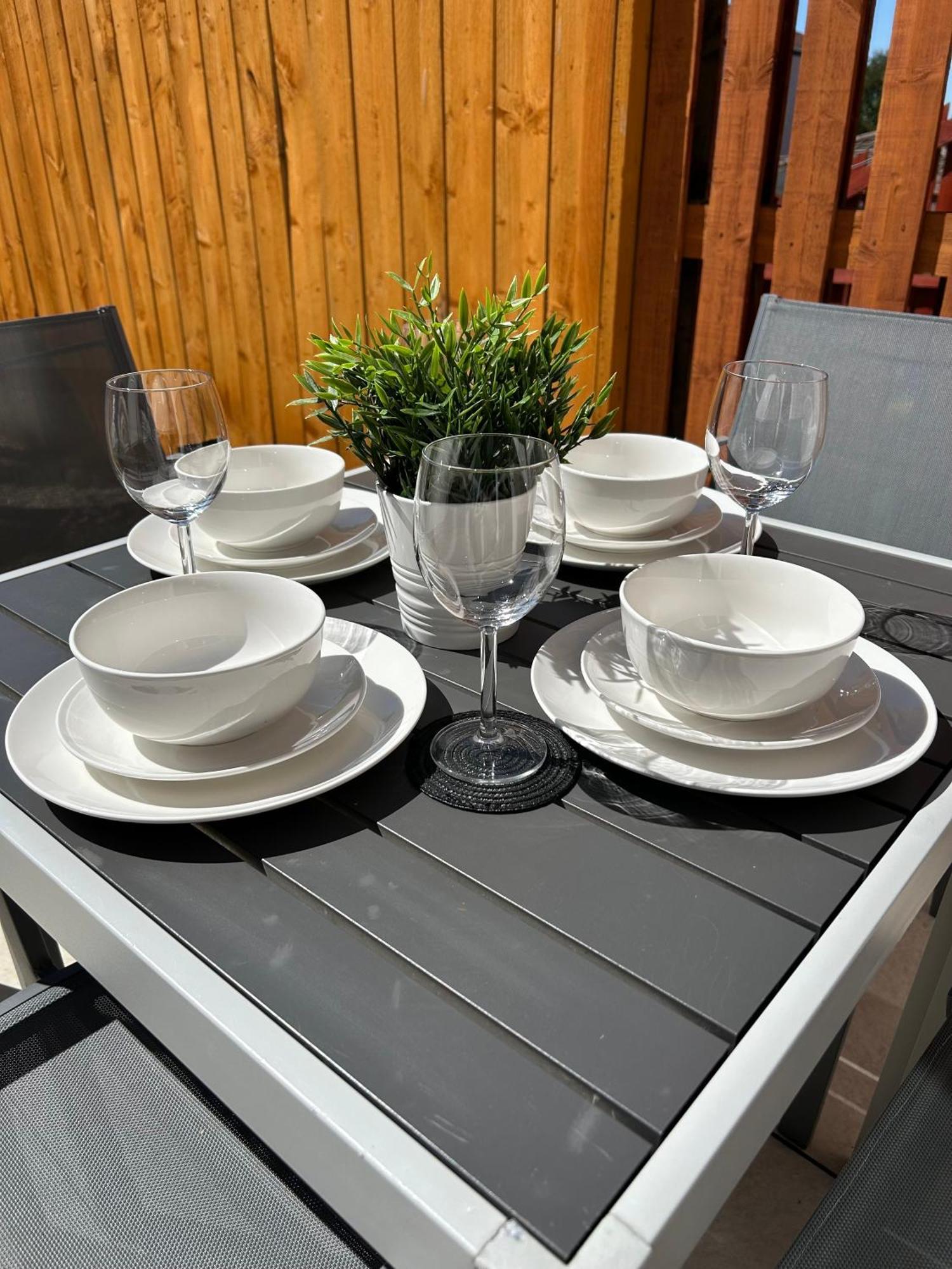 3 Bedroom - 2 Bathroom Townhouse In Corstorphine Near Murrayfield Stadium - Direct Bus To Edinburgh City Centre In 20 Minutes - Two Private Parking Spaces - Private Sunny Garden - Recently Refurbished Extérieur photo