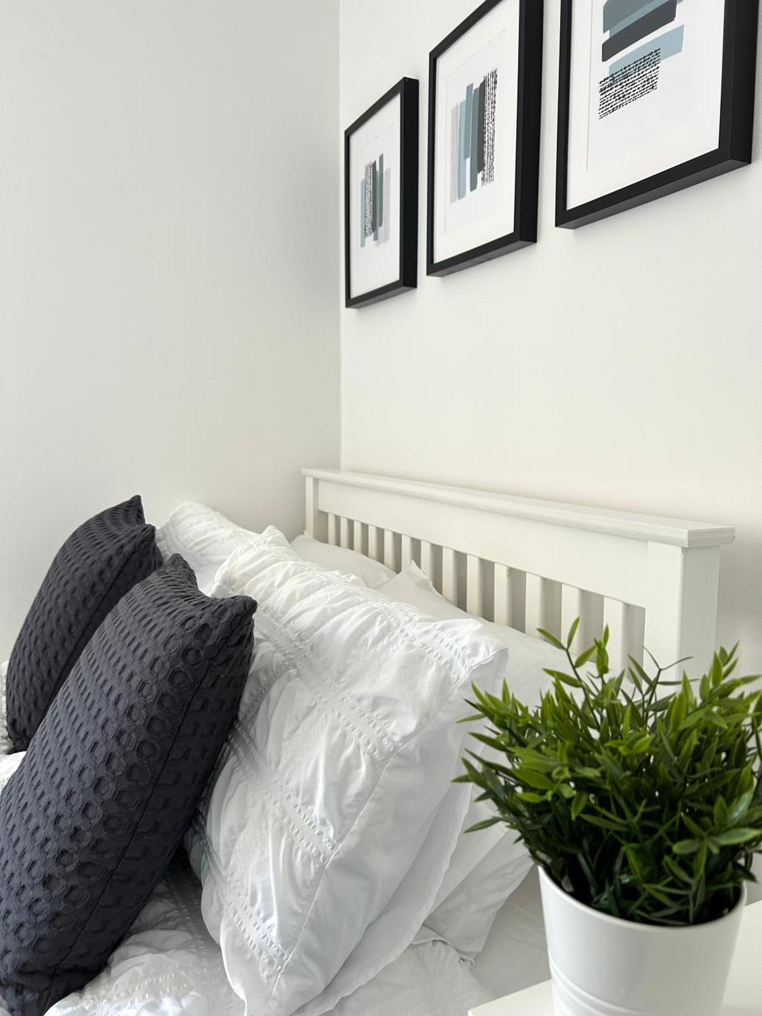 3 Bedroom - 2 Bathroom Townhouse In Corstorphine Near Murrayfield Stadium - Direct Bus To Edinburgh City Centre In 20 Minutes - Two Private Parking Spaces - Private Sunny Garden - Recently Refurbished Extérieur photo